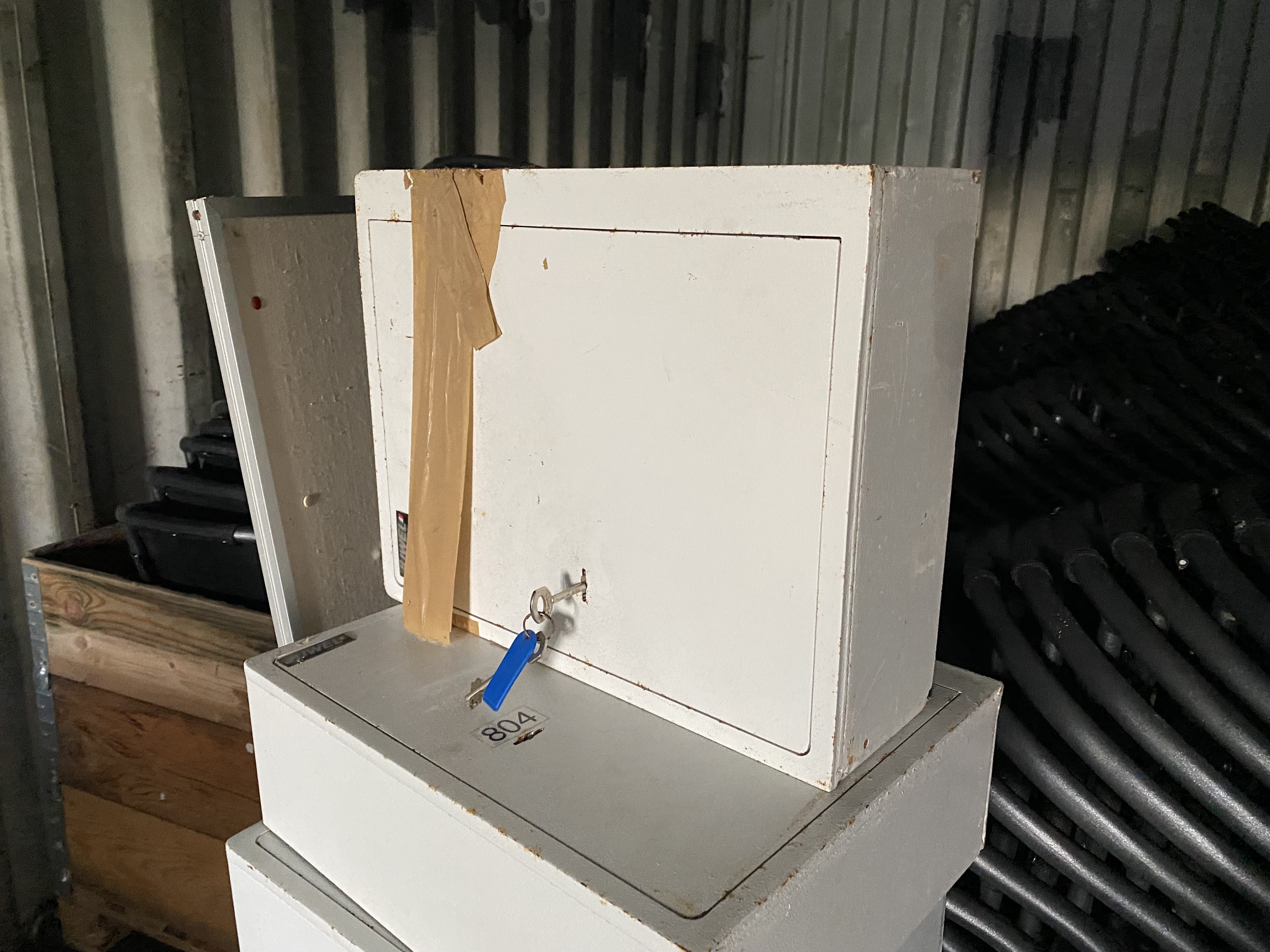 Safetybox, grå, 41x33x13, pengeskab, med nøgle